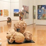 県展大賞に選ばれた安田正裕さんの立体作品「邯鄲の夢」（中央）をはじめ、多彩な作品が並ぶ会場＝兵庫県立美術館