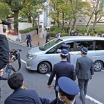 立花孝志容疑者を乗せて兵庫県警本部を出る警察車両＝１０日、神戸市中央区下山手通５