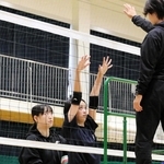 広畑中学校のバレーボール部員にブロックの構えを教えるヴィア-レ兵庫の閑田千尋選手（左端）＝姫路市広畑区小松町３