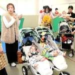 神戸市の多胎児子育て教室で交流する参加者やスタッフ＝神戸市須磨区役所