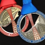 ２０２４年と２５年の完走メダルを重ねると一つの図柄が完成する