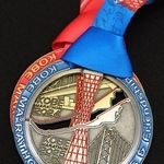 ２０２４年と２５年の完走メダルを重ねると一つの図柄が完成する