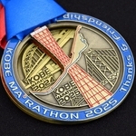 ２０２４年と２５年の完走メダルを重ねると一つの図柄が完成する