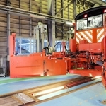 ラッセル車を点検する保線係員＝１８日午前、ＪＲ豊岡駅