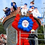 ２０２５年の世相を反映したサンタクロースが姿を現した＝１９日午前、神戸市中央区北野町、異人館うろこの家（撮影・鈴木雅之）