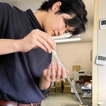 花や果物の香りのフレーバーティーを試作する紅茶鑑定士見習いの浜田大亮さん＝神戸市東灘区住吉浜町