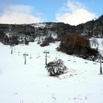ゲレンデが真っ白になったハチ高原スキー場＝養父市大久保