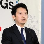 定例会見で話す斎藤元彦兵庫県知事＝19日午後、県庁