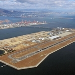 神戸港沖を埋め立てて造られた神戸空港島＝2024年12月撮影、神戸市中央区