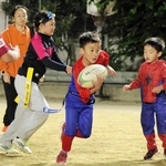 「英語でタグラグビー」に参加する子どもたち＝神戸市中央区吾妻通４、コミスタこうべ