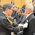小西康弘本部長（手前左）ら県警幹部から勲章を胸に付けてもらう受章者＝神戸市中央区下山手通５、ハーモニーホール