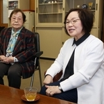 武内眞壹巡査部長の墓を供養し続ける藤岡家として４代目になる美千代さん（右）と母の定子さん＝神戸市西区糀台５、神戸西署