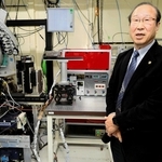 スプリング８の実験機器の前で当時を振り返る京大の北川進特別教授＝兵庫県佐用町光都１