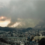 空へ伸びる何本もの黒煙が朝日をさえぎる＝１９９５年１月１７日午前７時、神戸市長田区