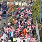 フィニッシュ地点となった神戸ハーバーランドでタオルをかけて移動するランナーたち＝１６日、神戸市中央区弁天町（撮影・笠原次郎）