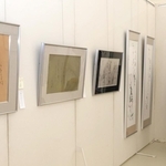 一東書道会の作品展。今年は初めて、半切や全懐紙など小さなサイズの作品も並ぶ＝神戸市灘区原田通３、原田の森ギャラリー
