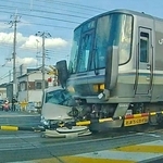 快速電車と衝突する乗用車＝２０日午後、加古川市平岡町新在家（ドライブレコーダーの映像から、画像の一部を加工しています）