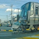 快速電車と衝突する乗用車＝２０日午後、加古川市平岡町新在家（ドライブレコーダーの映像から）