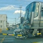 快速電車と衝突する乗用車＝２０日午後、加古川市平岡町新在家（ドライブレコーダーの映像から）