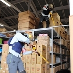 緊急銃猟訓練でクマに見立てた標的に近づく対策員たち＝21日午後、豊岡市泉町