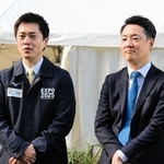 阪神タイガースの優勝パレード後、取材に応じる吉村洋文大阪府知事（左）と横山英幸大阪市長＝大阪市内