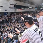 ファンの声援に応える佐藤輝明（手前から２人目）＝大阪市内（代表撮影）