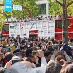 集まったファンの中を進む阪神ナインを乗せたパレードのバス＝大阪市中央区