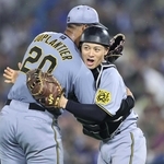 扇の要として２年ぶりとなるゴールデングラブ賞を獲得した坂本誠志郎捕手＝横浜市の横浜スタジアム