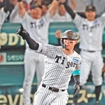 打撃２冠を獲得した佐藤輝明内野手＝西宮市の甲子園球場