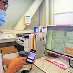スマホの２次元コードを読み取ると、説明内容や患者の反応が即座に電子カルテに入力される（内容はダミー）＝西宮市武庫川町、兵庫医科大学病院