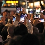 ＳＮＳ旋風が起きた兵庫県知事選。各地の街頭演説会場でスマホが林立した＝２０２４年１１月１６日、神戸市中央区