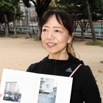 震災時を振り返る長谷川利恵子さん。日記には当時の写真を張っている＝神戸市東灘区