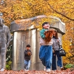 現代アートのそばで、落ち葉を集めて遊ぶ子どもたち＝２４日午後、神戸市灘区六甲山町（撮影・鈴木雅之）