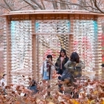 開催中の神戸六甲ミーツ・アートの作品を楽しむ子どもたち＝２４日午後、神戸市灘区六甲山町、六甲高山植物園（撮影・鈴木雅之）