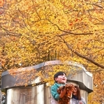 現代アートのそばで、落ち葉を集めて遊ぶ子どもたち＝２４日午後、神戸市灘区六甲山町（撮影・鈴木雅之）