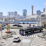 神戸の都心部南の臨海部を走り、エリアの回遊性向上を図る連節バス「ポートループ」＝神戸市中央区新港町