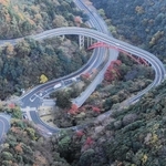 六甲有料道路の周辺。道路が劣化するメカニズム解明を目指す＝神戸市、２０２１年１１月（神戸市道路公社提供）