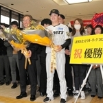 兵庫県職員らから祝福の花束を受け取った中野拓夢選手と粟井一夫球団社長＝２５日午前、神戸市中央区