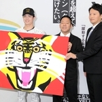 記念品のアクリル画を持ち記念撮影する（左から）中野拓夢選手、杉山統基さん、斎藤元彦知事＝２５日午前、兵庫県庁