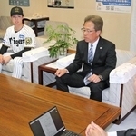 斎藤元彦知事に来季の抱負などを語る（左から）中野拓夢選手と粟井一夫球団社長＝25日午前、兵庫県庁