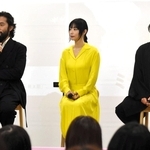 地域で映画製作をする意義などを語る（左から）阿部進之介さんとＭＥＧＵＭＩさん、山田孝之さん＝岡山市内