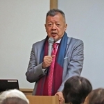 絵画に込められた意味などについて講演する宮下規久朗教授＝神戸市東灘区向洋町中２、神戸ファッション美術館