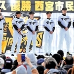 集まったファンを前にリーグ優勝を報告する阪神タイガースの藤川球児監督（左）や選手ら＝２５日午後、西宮市甲子園九番町、ららぽーと甲子園（撮影・小林良多）