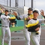 優勝報告会で市民に手を振る（右から）近本光司選手、佐藤輝明選手、才木浩人選手＝尼崎市杭瀬南新町３