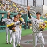 優勝報告会で市民に手を振る中野拓夢選手ら＝尼崎市杭瀬南新町３