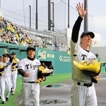 優勝報告会で市民に手を振る藤川球児監督（右）ら＝尼崎市杭瀬南新町３