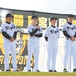 集まったファンを前にリーグ優勝を報告する阪神タイガースの中野拓夢選手（右から４人目）ら＝２５日午後、西宮市甲子園九番町、ららぽーと甲子園（撮影・小林良多）