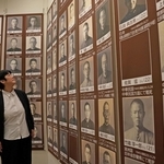 初公開された戦没学生の顔写真。一人一人の表情が迫ってくる＝神戸大学百年記念館