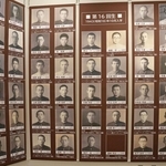 特別展の会場に並ぶ戦没学生の顔写真＝神戸大学百年記念館