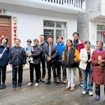 交流を続ける旧光明村の住民と記念写真に納まる吉椿雅道さん（右から５人目）、山村太一さん（同７人目）、安福瑞希さん（左端）＝中国・四川省北川県（ＣＯＤＥ海外災害援助市民センター提供）